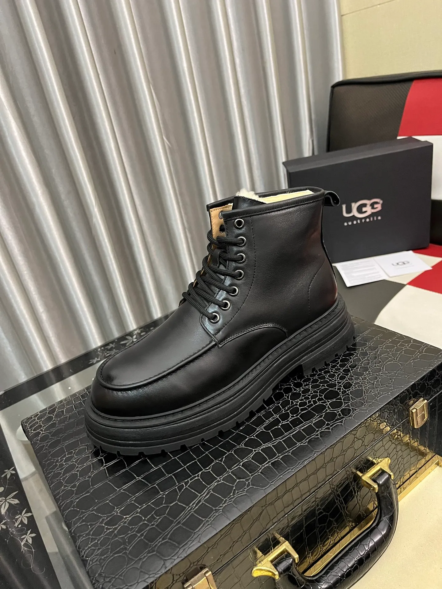 Men's Men's Shoes 💰660⌚️⌚️New UGG fur-integrated men's simple and fashionable snow shoes. The most worth buying at the end of this year are warm casual shoes. Whether you are out and about at home, their comfortable and warm performance will be your most suitable fashion companion! The material is cowhide upper and imported wool is used inside. Two layers of cowhide for warmth and comfort! The eva+ rubber patch outsole is cushioned, wear-resistant, and has good elasticity. It is light and wear-resistant, comfortable and soft, and the new simple cut is more fashionable. It has both practicality and fashion sense, so you no longer have to worry about how to match it in winter, while still maintaining fashionable taste. High-quality genuine wool produced in Dongguan. The material depends on the details! Size: 38-39-40-41-42-43-44-45